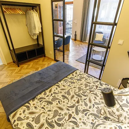 E13 Design Studio With A/c Apartament *